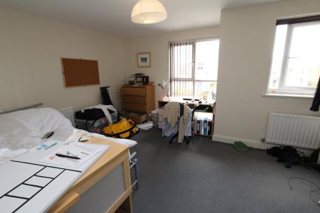 1 bedroom in a house share to rent - Photo 2