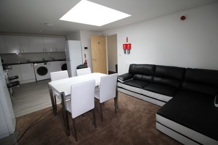 9 Bed Student Accommodation - Photo 2