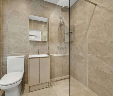 Newly refurbished 4 bedroom home with air conditioning in the sough... - Photo 6