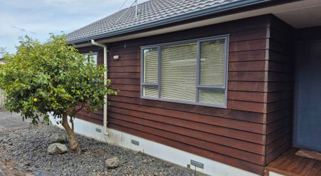 Free standing 3 bedrooms/2 bathrooms, no exit str - Photo 5