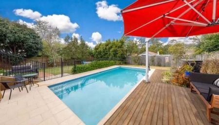 Elegant Epping Family Living with Pool - Photo 2