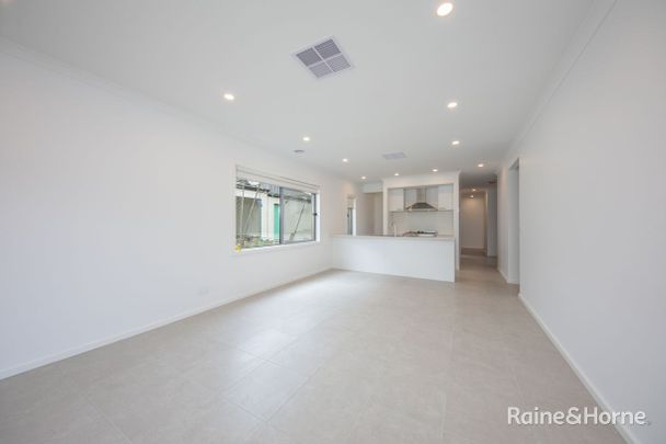 Modern 4 bedroom home - Photo 1