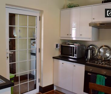 Great room in 3-bedroom apartment in Cabra, Dublin - Photo 2