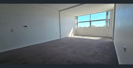 Sun kissed unit with street frontage - Photo 3