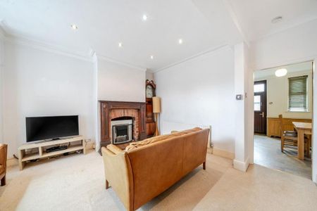 3 bedroom end of terrace house to rent - Photo 2