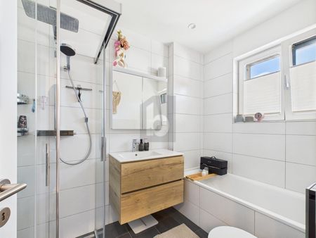 LIGHT-FLOODED WITH A LARGE BALCONY - Photo 5