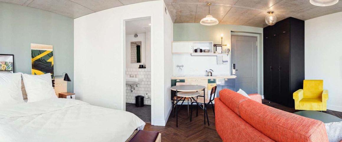 Neon Gold Balcony - Short/Long Term - Floor 1 - Photo 1