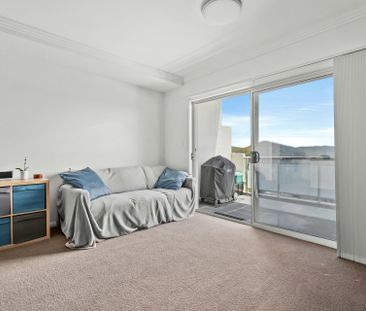 Modern Two-Bedroom Apartment with Stunning Views - Photo 2