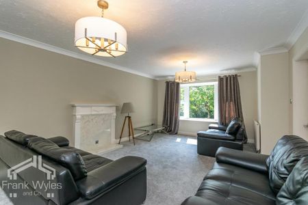 2 bedroom flat to rent - Photo 2