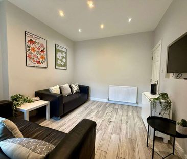 Lune Street Room 1 - Photo 1