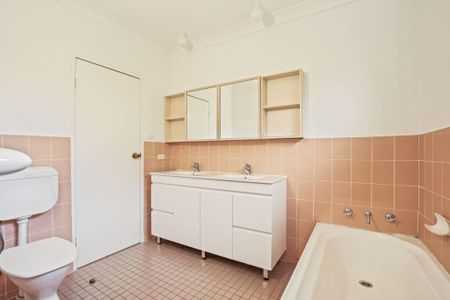 Sought after recently refreshed townhouse with a private courtyard with One Week Free Rent! - Photo 4