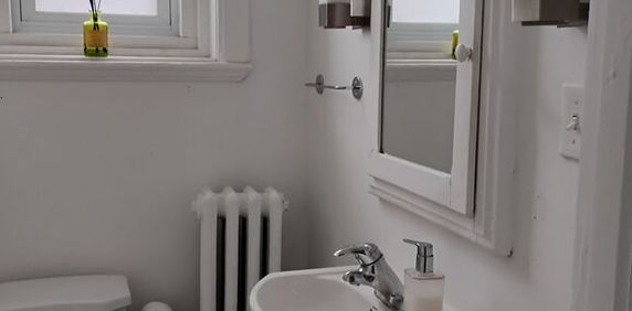 NDG - Nice 3 1/2 Heated For Rent - Photo 2
