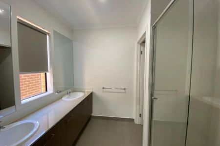 Spacious Family Excellence in Westbrook Estate - Photo 5