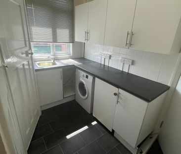 3 bedroom flat to rent - Photo 3