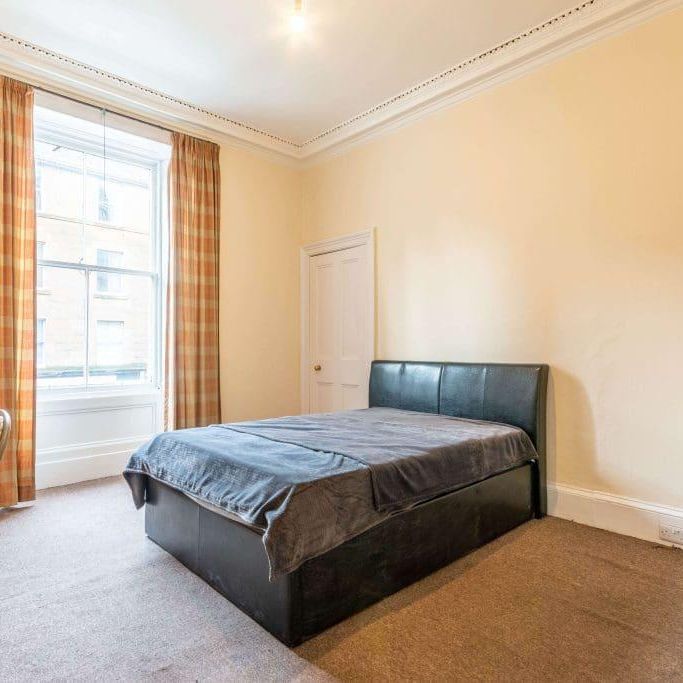 3 bedroom flat to rent - Photo 1