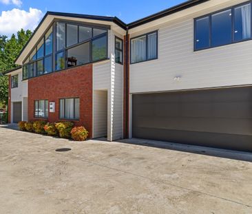 Welcome to the epitome of modern townhouse living! - Photo 3
