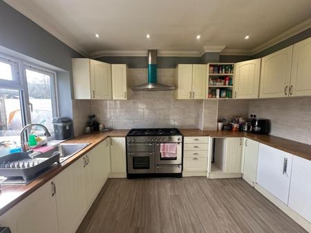 5 bedroom House To Let - Photo 2