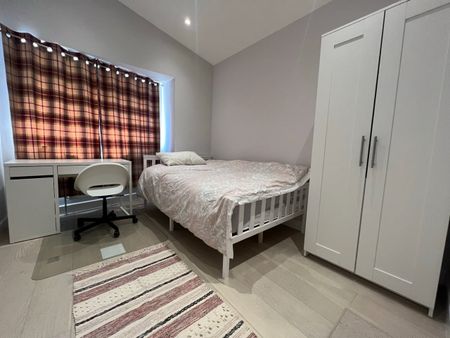 2 Bed Semi-Detached House, Rosebank Way, W3 - Photo 3