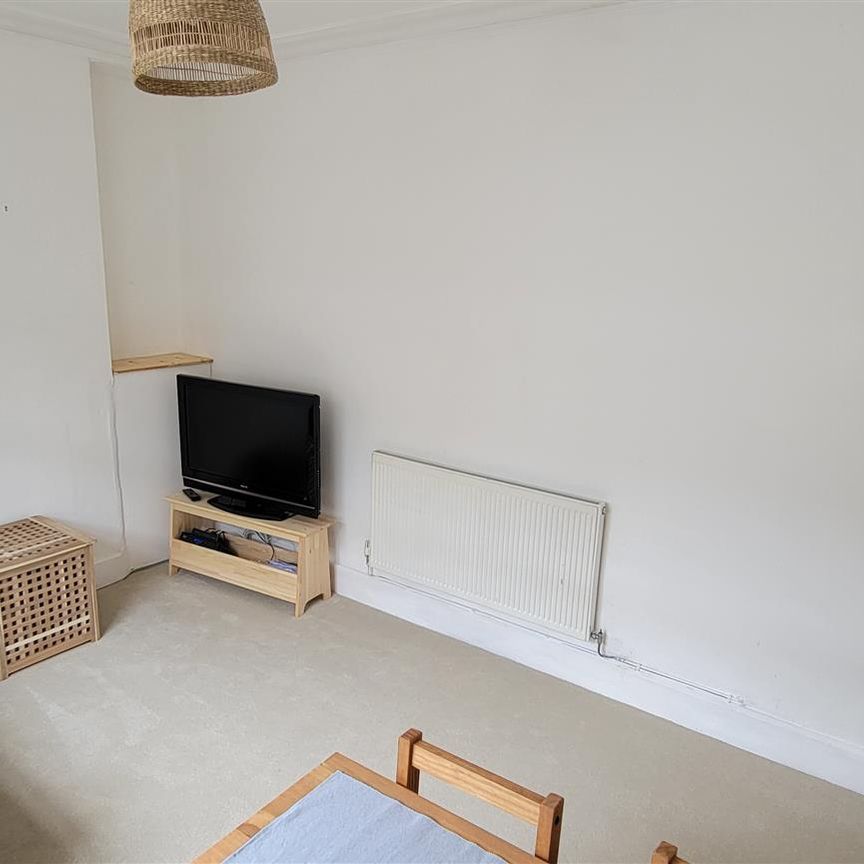 Room For Rent Queen Street, Pontypridd - Photo 1