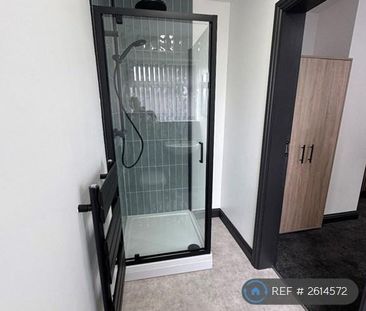 1 bedroom in a house share to rent - Photo 2