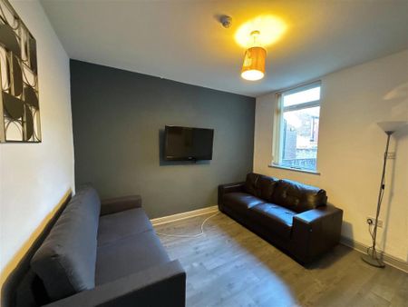 1 bedroom in a house share to rent - Photo 2