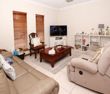 ADJ ROSTREVOR - WALK TO SHOPS , BUS . DUCT R/C A/COND - Photo 1