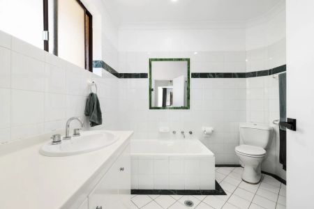 Quiet, Family-Friendly Townhouse in Sought-After 'Linden Village' - Photo 5