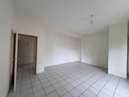 Location Appartement 3 pièces 69m² MONTROND LES BAINS 42210 - Photo 2