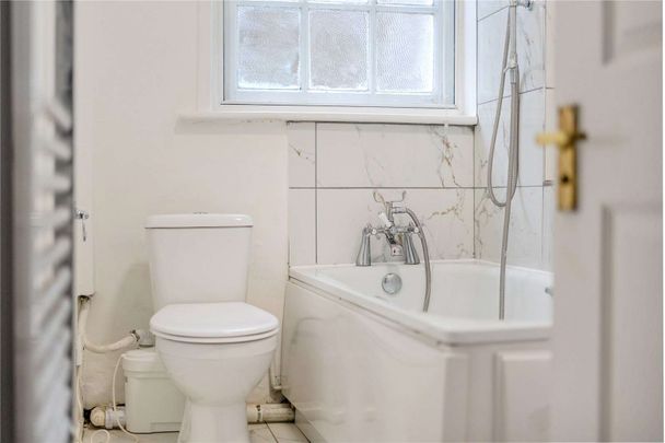 A one bedroom apartment to rent, available now having been refurbished within this converted period property in Reading's town centre, with parking being available. - Photo 1