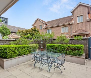 Bright and Spacious Townhouse with Private Courtyard & Double Garage - Photo 2