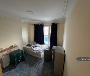 1 bedroom in a flat share to rent - Photo 3