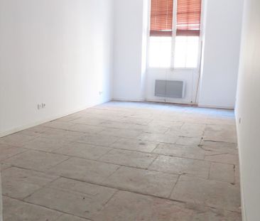 Nîmes centre T1Bis, 28m² Rue Hotel de ville, 380€ H.C - Photo 2