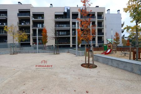Apartamento de alquiler en Carrer de la Lloreda, Centre - Photo 2