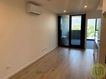 Sophisticated Living in the Prestigious Metropol Building: 2 Bed, 2 Bath, 1 Car - Photo 3