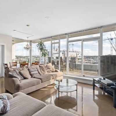 Stunning 2 bedroom + den Penthouse - Photo 3