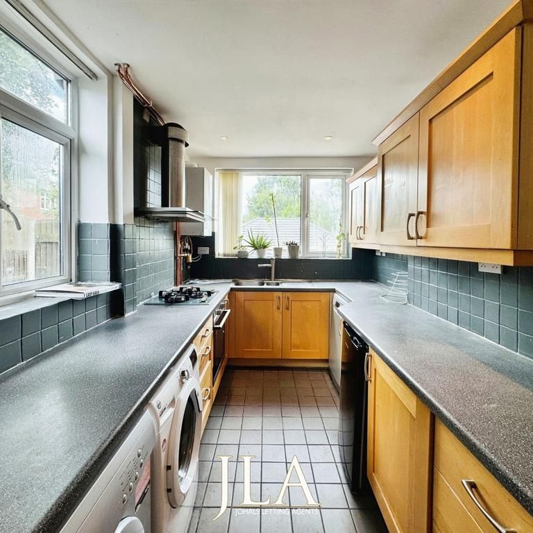 4 bedroom semi-detached house to rent - Photo 1