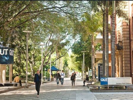 Spacious One Bed Room Apartment at Fantastic Location in CBD! - Photo 5