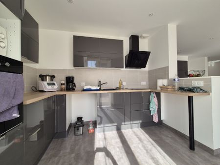 Maison 4 chambres cour et garage centre bourg - Photo 5