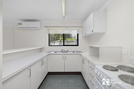 LOVELY TWO BEDROOM LOW SET VILLA IN CENTRAL CAPALABA - WITH LARGE FULLY FENCED COURTYARD - Photo 5