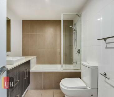 MODERN, 2 BEDROOM UNIT IN CENTRAL LOCATION - Photo 6