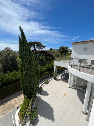 A louer à Marseille 13012 - Maison de grand standing avec jardin, piscine et garage - Photo 4