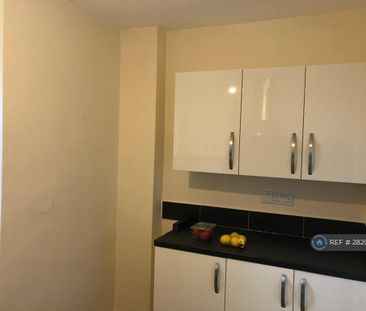 2 bedroom maisonette to rent - Photo 2