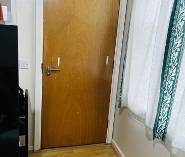 1 bedroom in a flat share to rent - Photo 6