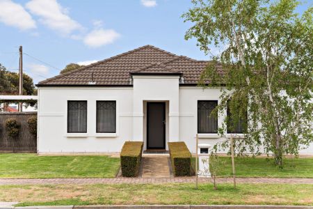 Beautiful Three Bedroom Home Close in Sought After Location - Photo 2