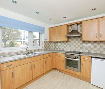 2 bedroom Flat To Let - Photo 3