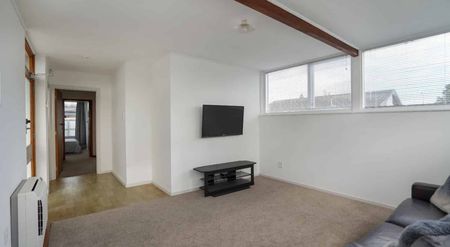 Three bedroom low-maintenance home - Photo 3