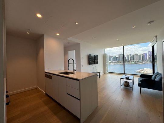 Stunning Fully Furnished 2-Bed, 2-Bath Apartment with Parking in the Heart of Docklands - Photo 1