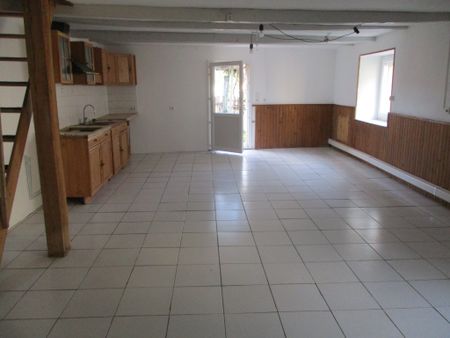 Location Maison 5 pièces 174m² CHATEAU GARNIER 86350 - Photo 2