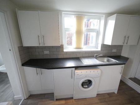 3 bedroom flat to rent - Photo 2