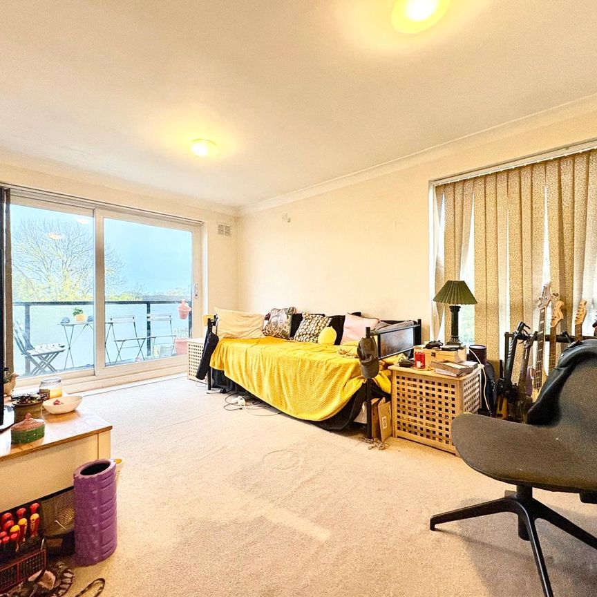 Peregrine Road, Sunbury-On-Thames Peregrine Road, Sunbury-On-Thames - Photo 2